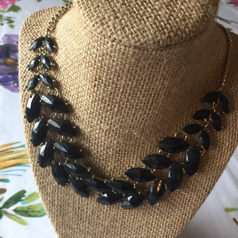 Black Leaves Necklacd